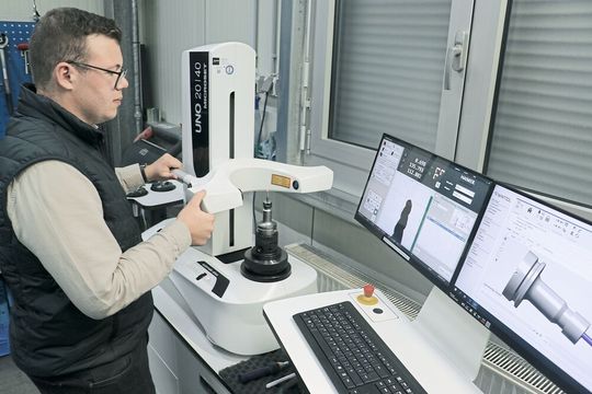 Strunk nutzt das Werkzeugvoreinstellgerät «Haimer Microset UNO automatic drive 20/40», um Längen und Durchmesser der Werkzeuge vollautomatisch zu messen. Die Soll-Werte erhält das Gerät aus der «WinTool»-Software. Über die bidirektionale Schnittstelle werden die Ist-Daten anschliessend zurückgeschrieben.(Bild:  Haimer)
