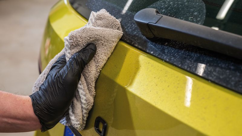 Die effiziente Anwendung ist mit dem „Sonax Druckpumpzerstäuber für Säuren+Alkalien“ sowie dem „Sonax Micro¬fa¬ser¬Tuch soft touch“ garantiert. (Bild: Sonax)