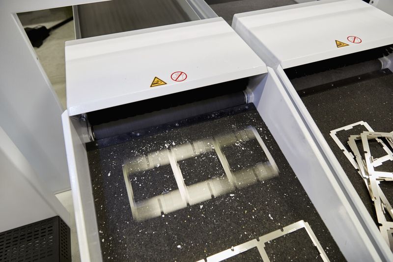 Zwei Teileförderbänder für Kleinteile laufen unterhalb der Bearbeitungsstation und schleusen die Gutteile aus der Maschine. (Bild: Trumpf)