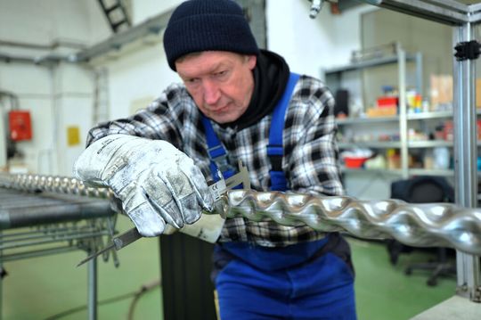 Produktionsleiter Jörg Rickert prüft die Präzision der ERK-Tube-Umformung. Produktionsleiter Jörg Rickert prüft die Präzision der ERK-Tube-Umformung.