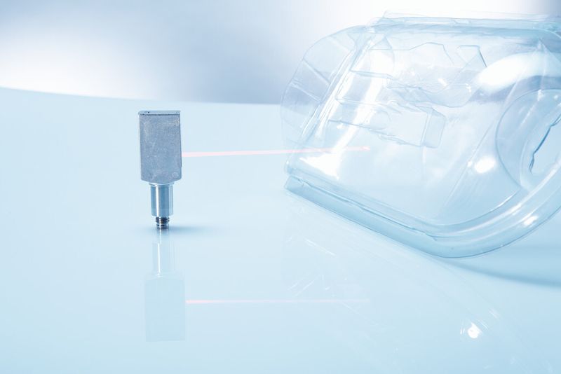 Die Glaslichtschranke mit kontinuierlicher Schaltschwellennachführung zur Erkennung transparenter Materialien löst vielfältigste Aufgabenstellungen. (Bild: Sick)