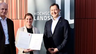 Hochschulpräsident Prof. Dr. Karl Stoffel (links) und Konstantin Ziegler, Dekan der Fakultät Interdisziplinäre Studien (rechts), überreichten Prof. Anne Wiedermann ihre Ernennungsurkunde (Hochschule Landshut)