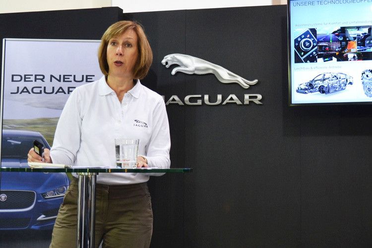 Pressesprecherin Andrea Leitner zum Thema Konnektivität: „Beim XE lässt sich eine WLAN-Schnittstelle für bis zu acht Geräte einrichten und In-Control Apps gewähren Usern Zugang zu praktischen Apple- und Android-Apps.“ (Foto: Michel)