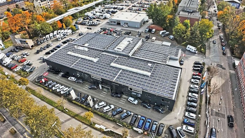 Effiziente digitale Prozesse und selbst entwickelte Software, gepaart mit einer ausgeklügelten Kunden- und Mitarbeiternähe: Der Chemnitzer Autohausgruppe Schneider ist es trotz ihrer konsequenten Wachstumsstrategie gelungen, die Werte eines inhabergeführten Familienunternehmens zu bewahren.  (Bild: Schneider Gruppe)