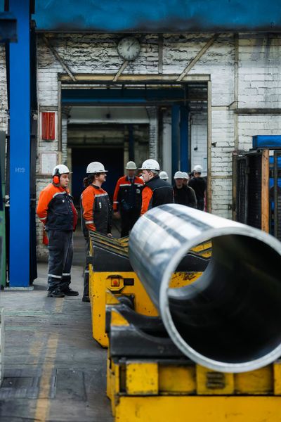 Damit die Pipelinerohre über viele Jahre den Belastungen standhalten, muss schon in der Produktion auf Qualität geachtet werden. (Bild:Messe Düsseldorf/ctillmann)
