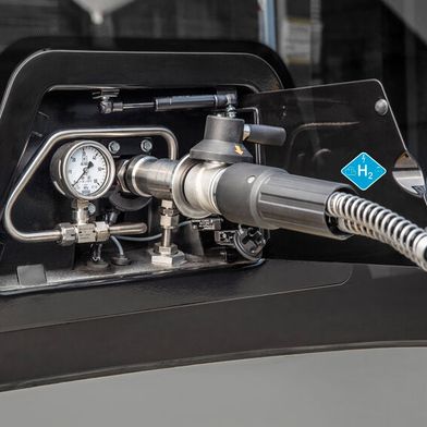 Das Bundesministerium für Verkehr fördert den Aufbau von Wasserstoff-Tankstellen und Nutzfahrzeuge, die mit dem Kraftstoff fahren. (Bild: Daimler Truck)