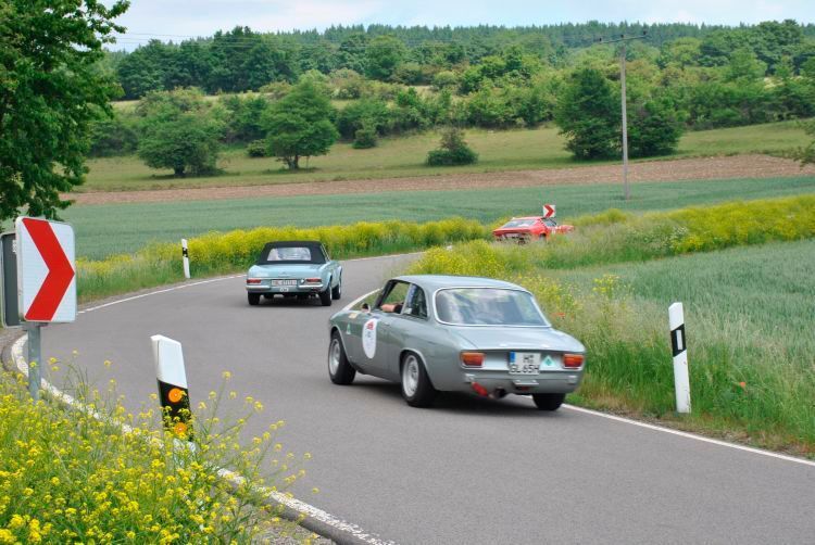Zwar starteten die Teams mit je einer Minute Abstand, dennoch passierte es, dass man einander auffuhr. Dann kam schon mal ein kleines bisschen Rennfeeling auf - vor allem wenn Teile der Strecke echte Bergrennatmosphäre versprühten. (Dominsky)