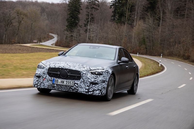Für die neue Dynamik stehen ein agileres Fahrwerk mit der ersten Hinterachslenkung für die Baureihe sowie ein Design mit mehr Muskeln - bis hin zu den serienmäßigen Powerdomes auf der Motorhaube. Für die neue Dynamik stehen ein agileres Fahrwerk mit der ersten Hinterachslenkung für die Baureihe sowie ein Design mit mehr Muskeln - bis hin zu den serienmäßigen Powerdomes auf der Motorhaube.