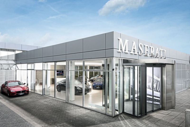 Auch außen ist die Mainzer Maserati-Vertretung auf Hochwertigkeit bedacht. (Bild: Scherer-Gruppe)