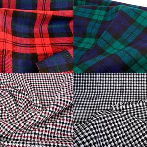 Bei Porsche finden sich 1974 drei dieser sogenannten Tartans exklusiv in der Ausstattungsliste des 911 Turbo. Erst im Modelljahr 1976 ziehen sie in den Elfer ein. Typisch für Tartans ist das Karomuster, das beim Weben durch die Verwendung verschiedenfarbiger Fäden entsteht (oben). Ab 1963 schmückte Pepita auf Wunsch die Sitze des Porsche 356, zwei Jahre später ist es auch für das 911 F-Modell erhältlich. Pepita besteht aus Karos, die durch diagonal verlaufende Streifen miteinander verbunden sind. Die Bezeichnung des Musters geht auf den Künstlernamen der spanischen Tänzerin Josefa Durán y Ortega aus dem 19. Jahrhundert zurück: Pepita de Oliva (unten).(Bild:  Porsche)