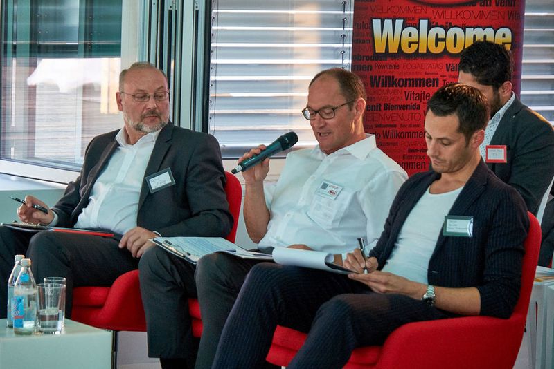 Durchaus kritisch wurde teilweise von der Jury nachgefragt. Hier Dieter Müller von BMK, Hermann W. Reiter von Digi-Key und Stefan Bruder von TI. (© 2017 Richard Oed)