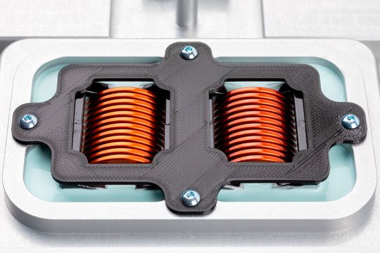 Mit Elastosil RT 7616 TC bietet Wacker Chemie ein Silicon-Elastomer, das als Vergussmasse für Leisstungselektronik dient. Es vernetzt bei Raumtemperatur und sorgt für ein optimiertes Wärmemanagement im System.(Bild:  A. Zeller / Wacker)