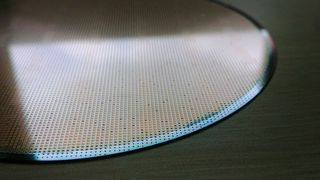 Fully processed wafer: With the 18-nm manufacturing process, STMicroelectronics is gearing up for the future. FD-SOI and ePCM enable the production of very compact, powerful, and simultaneously energy-efficient microcontrollers and processors. (Image:freely licensed)