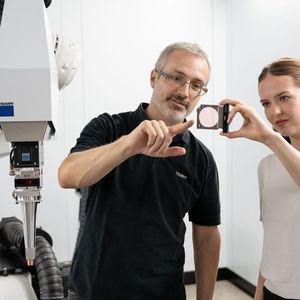 Die neue Roboter-Laserschweißzelle Trulaser Weld 3000 von Trumpf wird Teil des Präsentationsspektrums auf der Euroblech 2026 sein. Sie hat eine Laserleistung von drei oder vier Kilowatt, was sie etwa für den Geräte- und Anlagenbau prädestiniert.  (Bild: Trumpf)