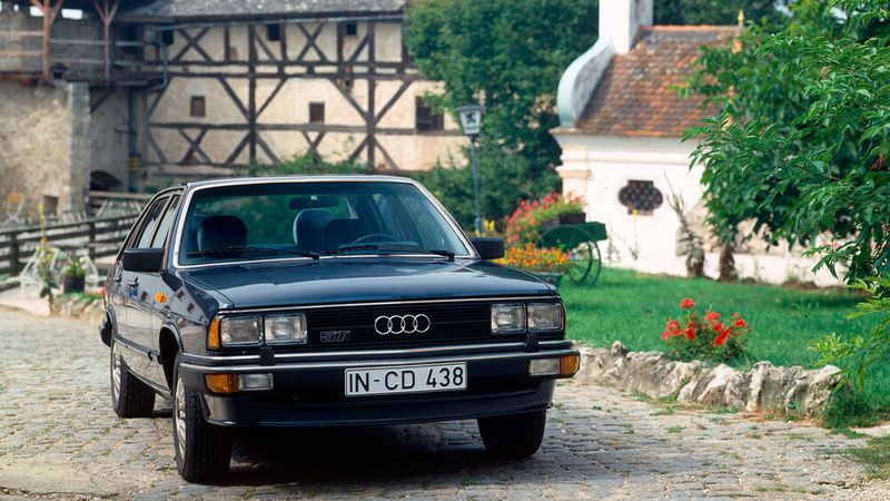 1980 kommt der Audi 200 5T (C2) auf den Markt, in dem der erste aufgeladene Benzinmotor der Marke mit den Vier Ringen für Vortrieb sorgt. Aus 2.144 cm³ Hubraum schöpft der Fünfzylinder 125 kW (170 PS) bei 5.300 Umdrehungen pro Minute und 265 Newtonmeter Drehmoment bei 3.300 Touren. Der Audi 200 5T (C2) ist der erste Audi in der Luxusklasse und hat serienmäßig die noble Ausstattung des Audi 100 CD an Bord. (Bild: AUDI AG)