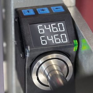 Die Siko Positionsanzeige AP05 zeigt mit grünen Status-LEDs eine korrekte Maschineneinstellung.(Bild:  SOMIC)