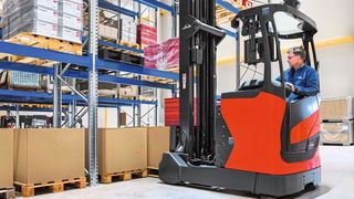 Erkennen die Regal-Anfahrschutz-Sensoren am Schubmaster von Linde-MH ein Hindernis, bremst das Assistenzsystem die Maschine dynamisch ab, um Schäden zu verhindern. (Linde-MH)