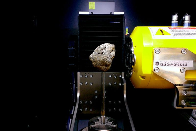 Gesteinsfragment im Mikro-CT („nanotom m“) der Firma TPW-Prüfzentrum in Neuss (Bild: © RUBIN, René Hoffmann)