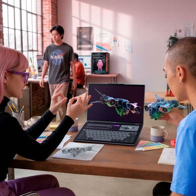 Das auf dem MWC präsentierte Yoga Book Pro 3D Concept ist ein Notebook mit einem zweiten Display statt eines Keyboards. Die Besonderheit ist hier die ohne Brille funktionierende 3D-Funktion des oberen OLED-Displays. (Bild: Lenovo)