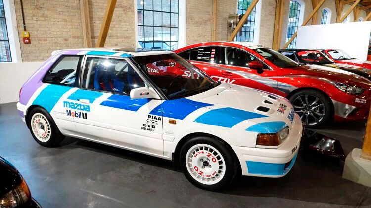 1989 stellte Mazda eine Rennversion (Gruppe N) der vierten 323-Generation vor. Sie verfügte über Allradantrieb und einen aufgeladenen Vierventil-Vierzylindermotor mit bis zu 132 kW/180 PS. (Bild: Dominsky/»kfz-betrieb«)