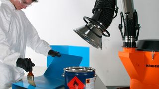 Die mobile Absaug- und Filteranlage Airmaster 1200 gewährleistet die Arbeitssicherheit etwa bei der Rissprüfung, an Lackierarbeitsplätzen, bei Klebe- und Primerarbeiten, Laboranwendungen, an Waschplätzen oder in der Teilereinigung sowie beim Spritzgießen. (Bild: Kaweha Anlagentechnik)