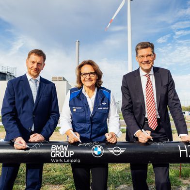 Baustart der Wasserstoff-Pipeline im BMW Group Werk Leipzig: Michael Kretschmer, Ministerpräsident Freistaat Sachsen; Petra Peterhänsel, Leiterin BMW Group Werk Leipzig und Christian Hirte, Parlamentarischer Staatssekretär beim Bundesminister für Verkehr. (Bild: BMW)