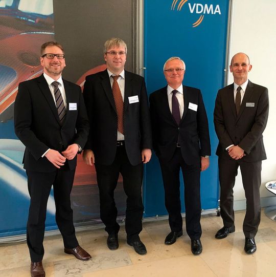 Was bringt Industrie 4.0 im Anlagenbau? Bei der Vorstellung der Gemeinschaftsstudie von Maexpartners und VDMA Arbeitsgemeinschaft Großanlagenbau: (v.l.n.r.) Dr. Sven Haverkamp (Maexpartners), Dr. Markus Reifferscheid (Leiter Zentralbereich Entwicklung bei SMS group), Dr. Rainer Hauenschild (CEO Energy Solutions der Siemens AG) und Klaus Gottwald (Referent AGAB im VDMA) Was bringt Industrie 4.0 im Anlagenbau? Bei der Vorstellung der Gemeinschaftsstudie von Maexpartners und VDMA Arbeitsgemeinschaft Großanlagenbau: (v.l.n.r.) Dr. Sven Haverkamp (Maexpartners), Dr. Markus Reifferscheid (Leiter Zentralbereich Entwicklung bei SMS group), Dr. Rainer Hauenschild (CEO Energy Solutions der Siemens AG) und Klaus Gottwald (Referent AGAB im VDMA)