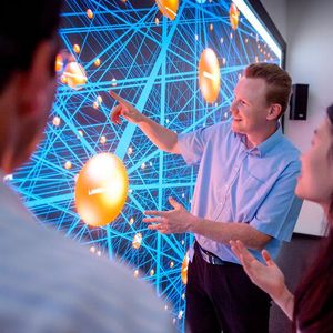 Die Zentrale Forschung und Vorausentwicklung von Bosch arbeitet unter anderem an Verfahren, um aus großen Datenmengen neue und nützliche Informationen zu ziehen. Dafür sind Experten nötig, die sich sowohl auf Software und Algorithmen als auch auf die Produkte und
deren Herstellung verstehen. Bei alledem helfen den Experten leistungsfähige Rechner und neue visuelle Darstellungen.