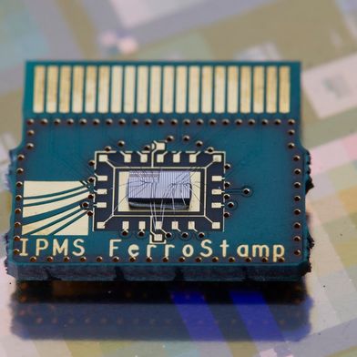 Save energy, compute faster and retain data permanently: the new memory technology meets precisely these requirements. (Source: Fraunhofer / Piotr Banczerowski)