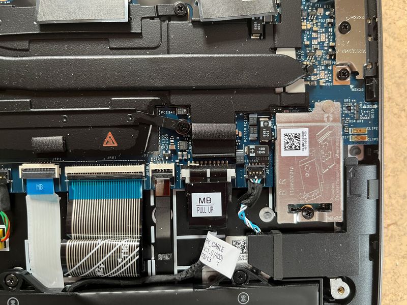  Der Akku und die kurze M.2-2230-SSD unter der metallenen Abdeckung sind die einzigen Bauteile, die der User beim Latitude 7455 tauschen kann. (Bild: Vogel IT-Medien)