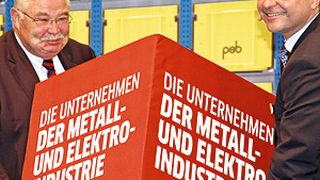 Aus den Händen von Pfalzmetall-Hauptgeschäftsführer Werner Simon (links) erhält PSB-Geschäftsführer Werner Klein den symbolischen Kampagnenwürfel „Herz der Wirtschaft“. (Bild: Maienschein)
