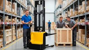 Auf engen Ladeflächen (oder auch, wie hier, im Gang) können 600 oder 800 Millimeter Gabellänge einen erheblichen Unterschied beim Manövrieren machen. (Bild: Oswald Transportgeräte)