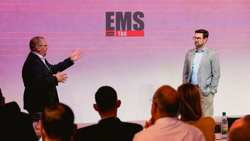 Michael Künsebeck (links) und Matthias Holsten von EMS Scout stellen beim EMS-Tag die Ergebnisse ihrer aktuellen Branchenumfrage vor.(Bild:  VCG / Stefan Bausewein)
