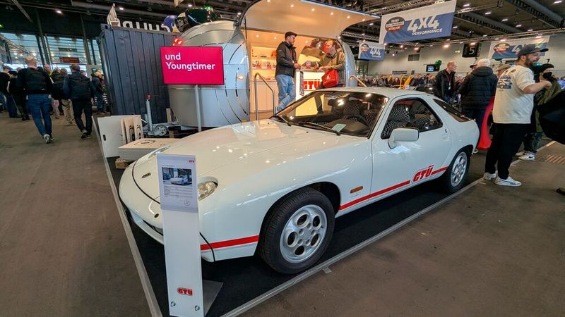 Zeigte in Bremen Flagge: Die Gesellschaft für Technische Überwachung mbH, kurz GTÜ. Verständlich, schließlich sind etliche GTÜ-Partner ausgewiesene Oldtimerkenner.  (Bild: Dominsky – VCG)