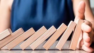Angestellte sind wesentlich kritischer bei der Auswahl ihres Arbeitsplatzes. Um bestehende Arbeitnehmer langfristig zu binden und neue zu gewinnen, muss sich das tradierte Arbeitsplatzkonzept wandeln. (Bild: © Jo Panuwat D - stock.adobe.com)