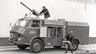 Ein Nutzfahrzeug mit einer ausgeprägten Stirn: Der Typ N wusste mit seiner Front aufzufallen. Gut erkennbar sind die beiden Fenster auf Fußhöhe von Fahrer bzw. Beifahrer. Sie erleichterten die Navigation gerade im Gelände. (Bild: Citroën )