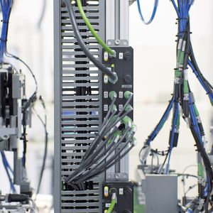 Bild 1: Während Ethernet anfangs vornehmlich im Schaltschrank installiert wurde, geht der Trend jetzt vermehrt in Richtung schaltschranklose Automation.