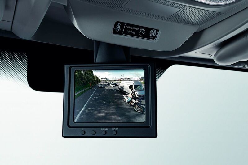 Eine im Heck des Fahrzeugs angebrachte Kamera bietet über einen in der Kabine angebrachten Monitor jederzeit Sicht nach hinten. (Renault Trucks)