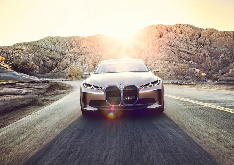 Die Front ist dominiert von der großen Doppelniere. (Bild: BMW)