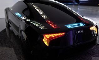 Hundert dreieckige OLEDs zeichnen die äußere Form des Autos nach. Fraglich ist hier allerdings der Sicherheitsaspekt.(Philips)