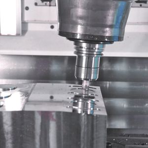 Hochdynamische Vorschubachsen in Werkzeugmaschinen sind ein typisches Einsatzgebiet für Metallbalgkupplungen.