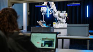 ABB Robotics bringt mit Fashion Inductor und AI Robot Trainer seine erste durchgängige Physical-AI-Lösung für industrielle Anwendungen auf den Markt.  (Bild: ABB Robotics)