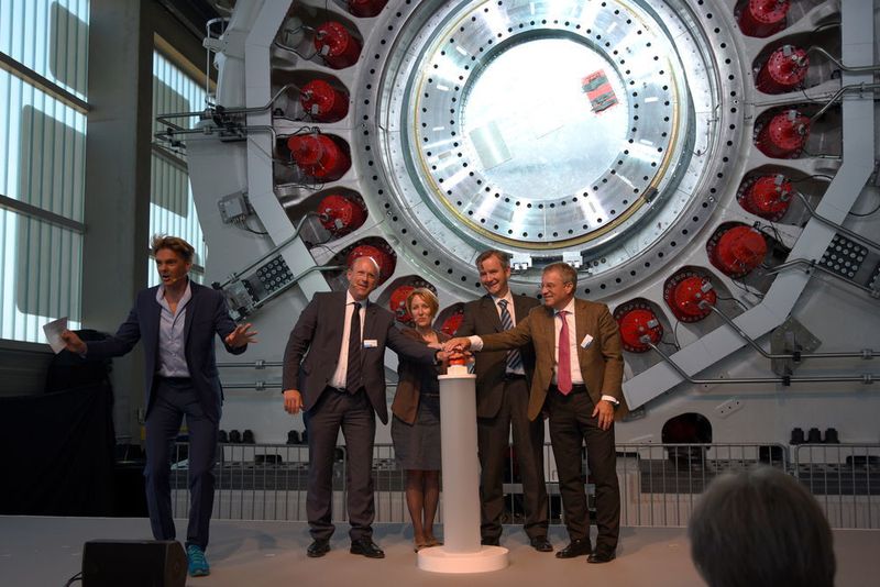 Jetzt ist es soweit: (v.l.) Martin Johannsmann, CEO der SKF GmbH, Victoria Van Camp, CTO, Dr. Martin Göbel, Manager Global Testing, und Alrik Danielson, Präsident und CEO der SKF Group, setzen den Großlager-Prüfstand in Bewegung. (Stefanie Michel)
