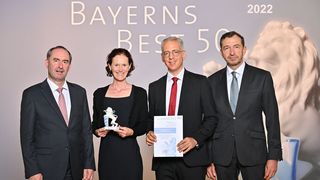 Große Freude über die Ehrung „Bayerns best 50“ im Schloss Schleißheim. Von links: Wirtschaftsminister Hubert Aiwanger, die Schreiner-Group-Assistentin Kathrin Schafmeister, der geehrte Geschäftsführer Roland Schreiner, sowie Stefan Schmal von Mazars, dem unabhängigen Juror.  (Bild: Fotostudio SX Heuser)