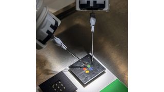 Die Bewegungen des Operateurs führt der Roboter über winzige Instrumente aus.  (Bild: WWU - Peter Leßmann)