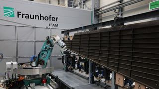 Die neuentwickelte flexible Fräskinematik auf einer Linearachse bearbeitet hochpräzise ein CFK-Flugzeugseitenleitwerk im 1:1-Maßstab im Fraunhofer IFAM in Stade. (Bild: Fraunhofer IFAM)