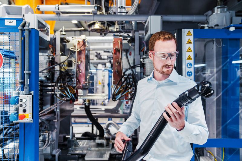 Der Spezialchemie-Konzern Lanxess sieht vielfältige Anwendungsmöglichkeiten für blasgeformte Bauteile aus technischen Kunststoffen - ausgerechnet beim Automobilbau. (Wolfram Schroll/Lanxess)