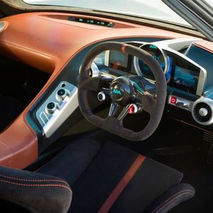 Der Innenraum ist spartanisch-sportlich, modern und zugleich wohnlich eingerichetet.(Bild:  AIM)