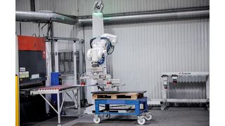 Mit Easy Debur hat Teqram einen visionsgesteuerten Roboter entwickelt, der Entgratungsmaschinen automatisch be- und entlädt.  (Teqram)