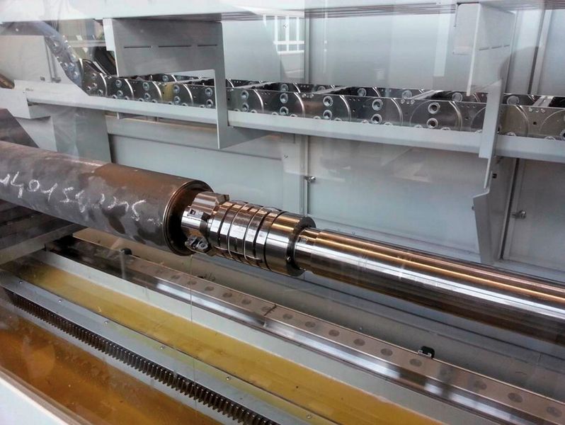 Bild 1: Bohrkopf beim Ausfahren nach dem Vorbohren mit der Führung voran: Für die ziehende Arbeitsweise gehen die Führungsleisten den Schneiden voraus. (Bild: TBT)